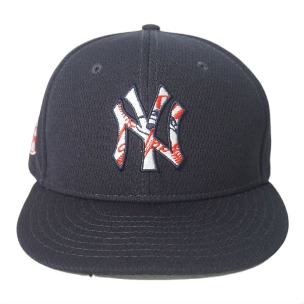 NWOT NY Yankees Black Fitted 6 3/4 Baseball Cap